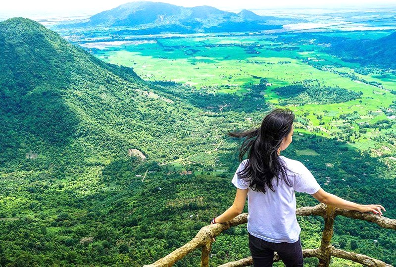 Bảy Núi hùng vỹ trên cao.