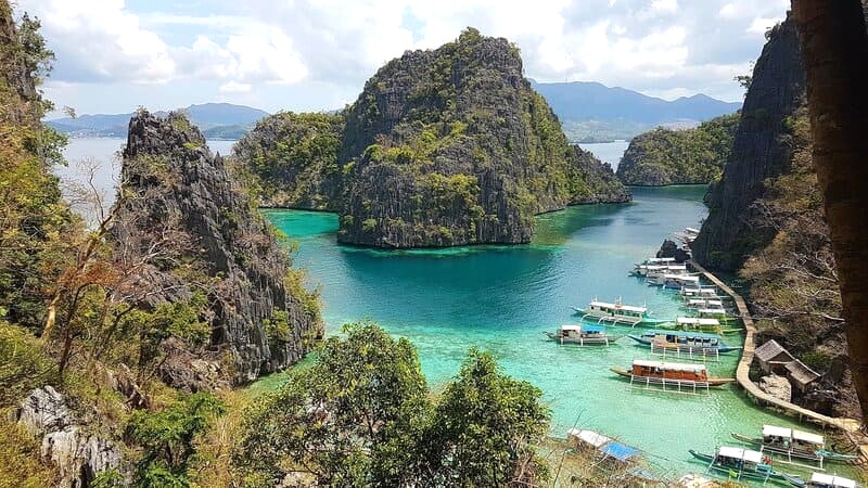 Để đến Coron, bạn cần bay đến Manila hoặc Cebu trước.