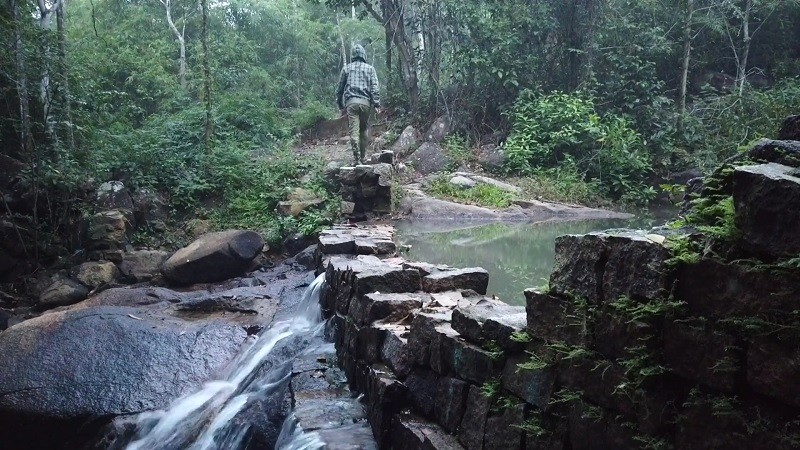 Tham quan suối, băng qua các tảng đá.