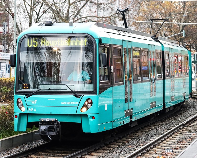 U-Bahn chạy thường xuyên, thuận tiện cho hành khách đi mọi nơi.