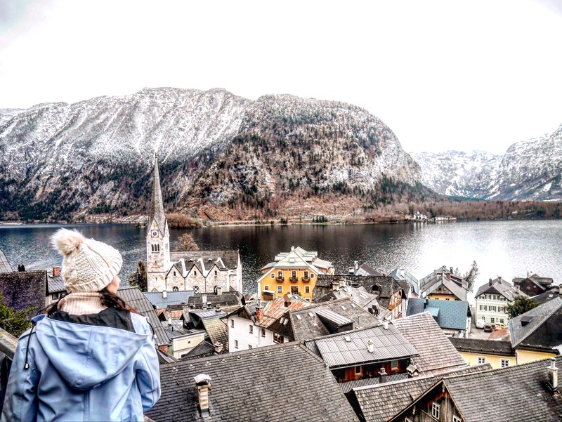 Hallstatt có khí hậu dễ chịu quanh năm, ngay cả mùa đông tuyết phủ, nhiệt độ vẫn ôn hòa. (Ảnh: Betty On The Go)