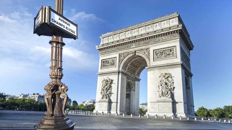 Khải Hoàn Môn Paris tọa lạc giữa quảng trường Charles de Gaulle, gần đại lộ Champs-Élysées.