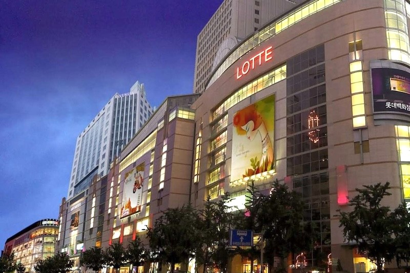 Phố Myeongdong rực rỡ sắc màu với những cửa hàng thời trang theo kịp xu hướng, cho bạn trải nghiệm mua sắm tuyệt vời.