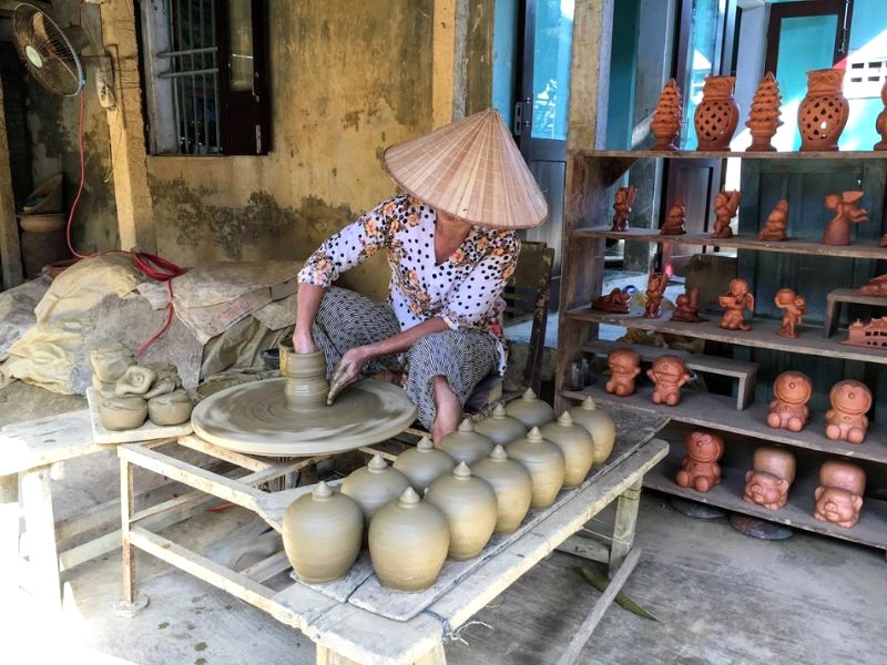 Người nghệ nhân say sưa sáng tạo. (Ảnh: Chanh Minh Hua)