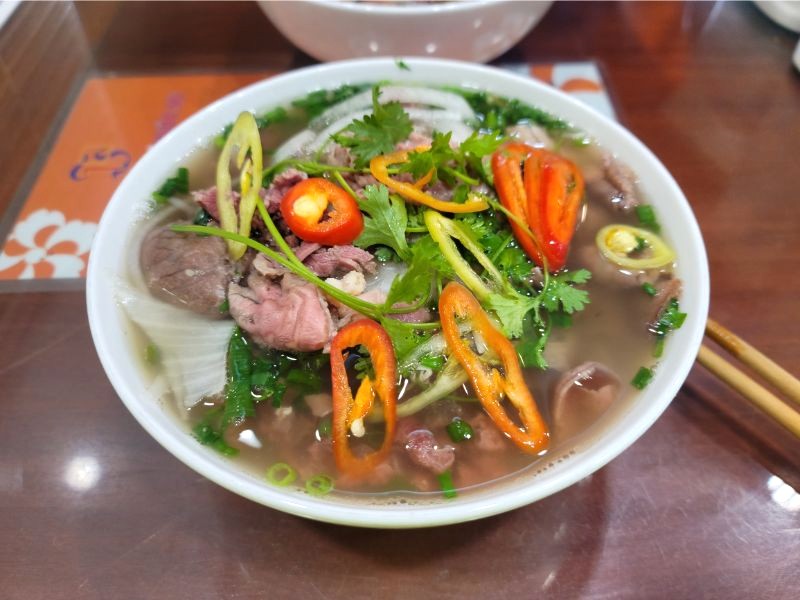 Phở 10 Lý Quốc: hương vị truyền thống, đầy đủ thịt bò (tái, chín, nạm, gầu, gân...). Ảnh: wdung wai wong.