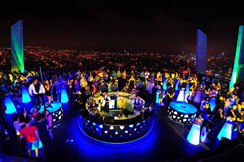 Sky Bar 36 tầng 36: Không gian mở, tầm nhìn toàn cảnh Đà Nẵng về đêm.