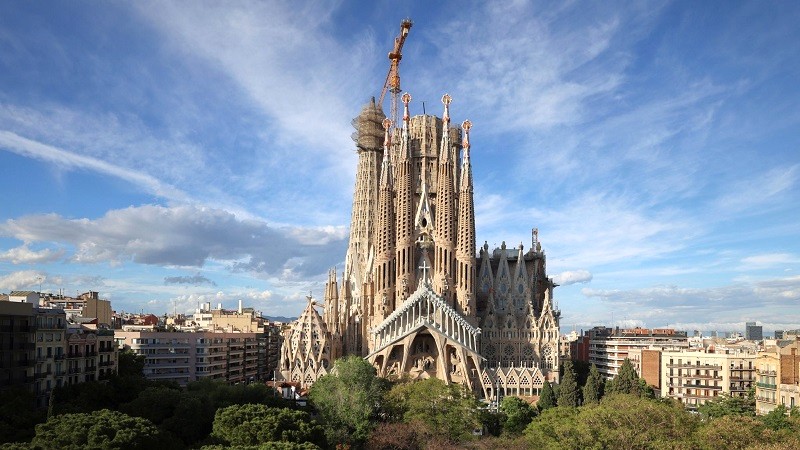 Sagrada Familia, công trình của Gaudí, sẽ hoàn thành vào năm 2026, đánh dấu 100 năm ngày mất của kiến trúc sư tài ba.