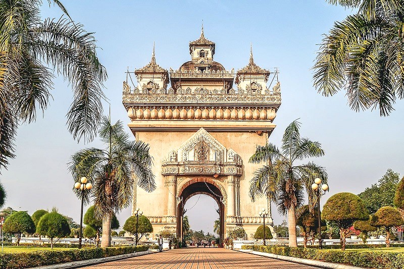 Patuxai: Khải hoàn môn phiên bản Lào.