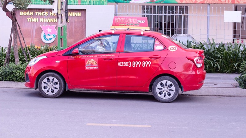 Taxi Bình Minh đỏ rực, thu hút mọi du khách.