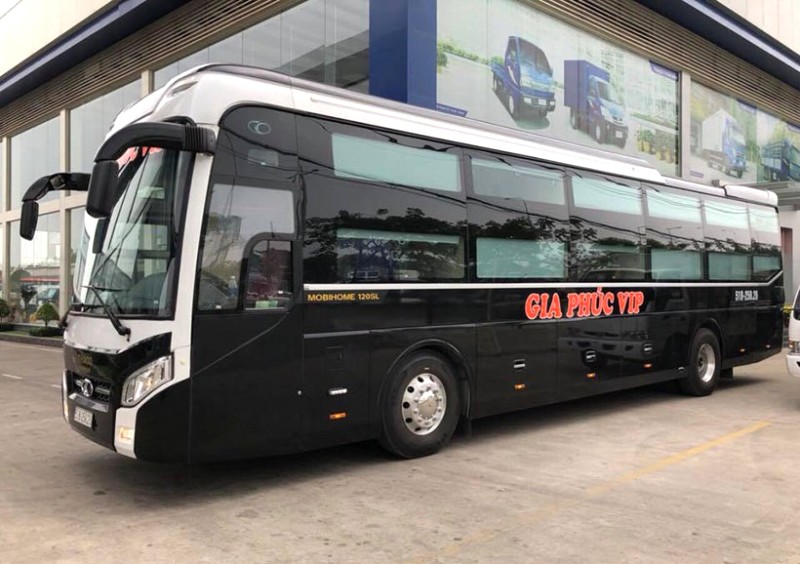 Gia Phúc Limousine: Sang trọng đen huyền.