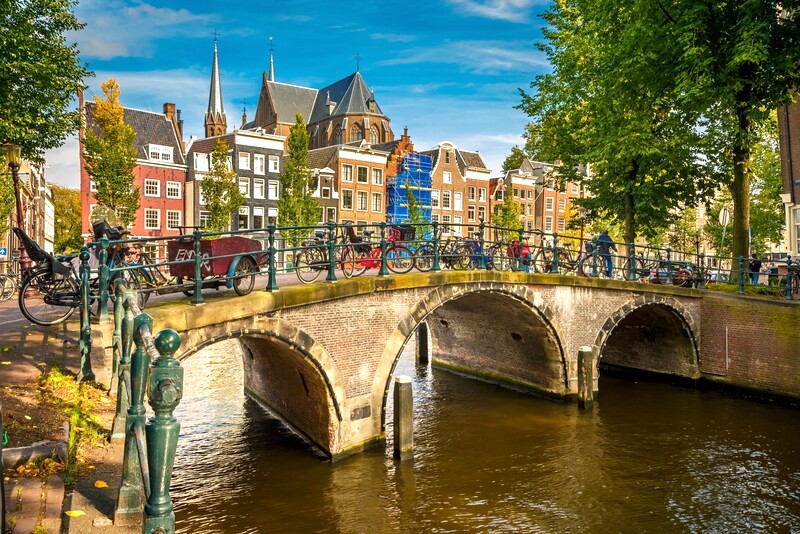 Amsterdam có khí hậu ôn hòa, dễ chịu.