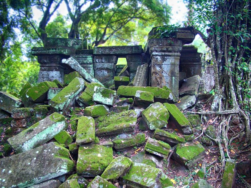 Angkor Wat vẫn tỏa sáng rạng ngời, bất chấp sự tàn tạ của những khu vực xung quanh. (Ảnh: Jeromestubbs)