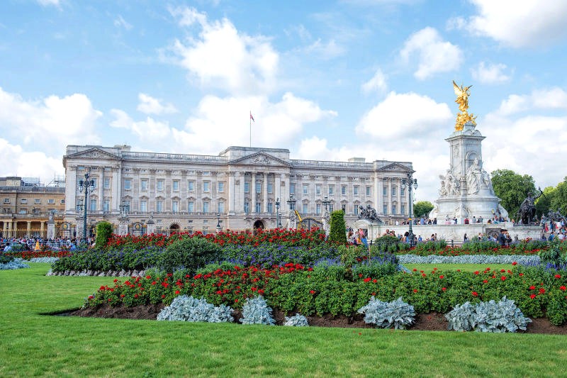 Du lịch London, đến Cung điện Buckingham bằng mọi phương tiện.