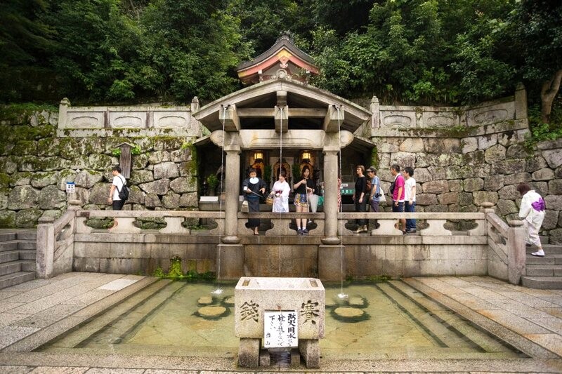 Ba thác nước Kiyomizu-dera cầu chúc trường thọ, tình duyên viên mãn, học hành thành công.