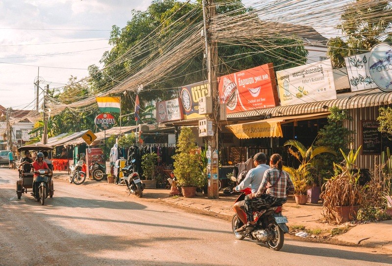 Siem Reap: Xe máy & tuk tuk phổ biến.