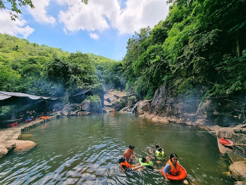 Tắm mát tại Suối Đá 5 hồ xanh.