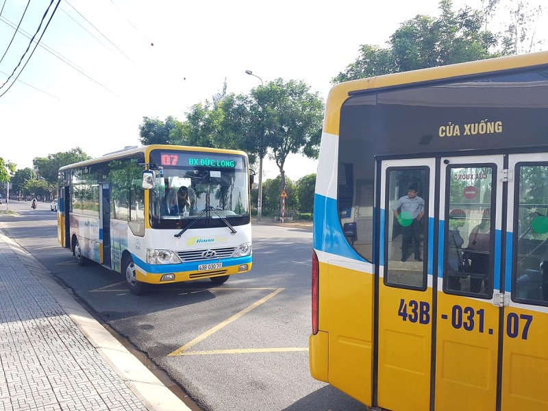 Xe bus: Di chuyển tiết kiệm cho du khách.