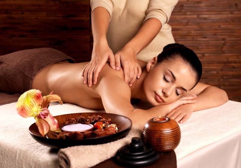 Sứ Spa: Massage kết hợp tinh hoa Đông Tây, mang đến trải nghiệm thư giãn tối ưu.