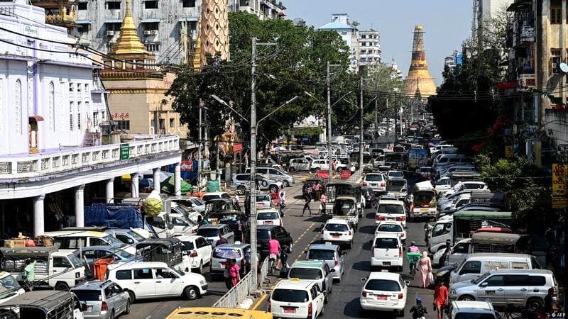 Yangon: Không xe máy, đầy phương tiện khác.