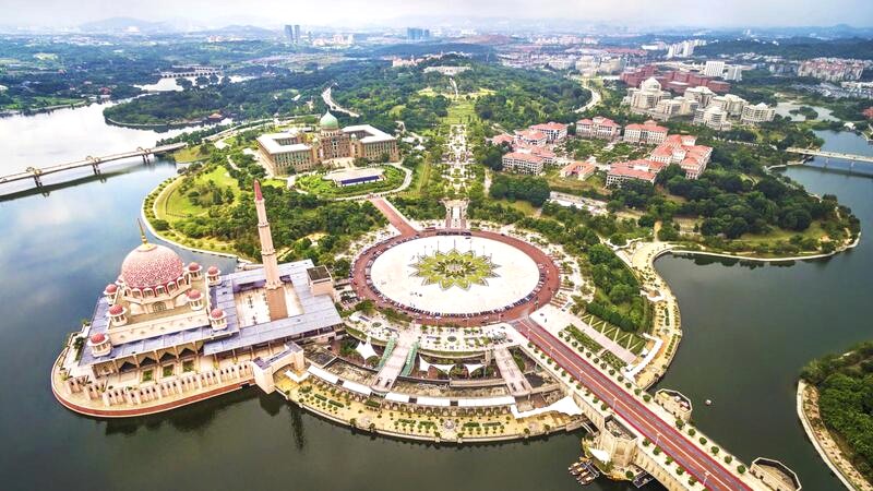 Putrajaya: Di chuyển thuận tiện với nhiều phương tiện công cộng hiện đại.