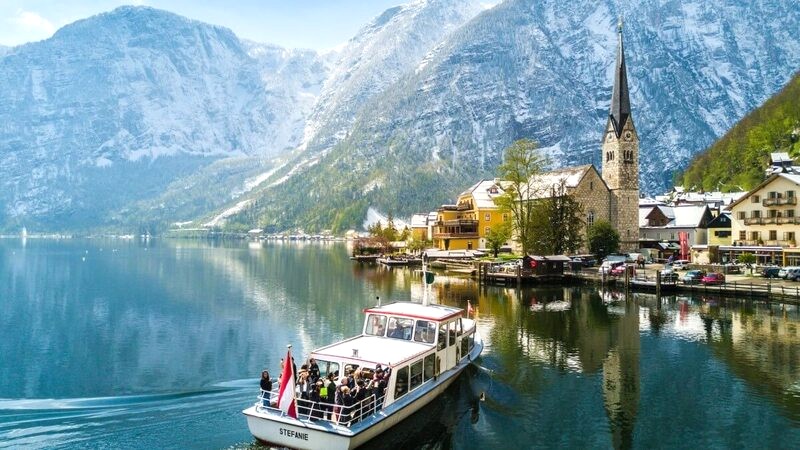 Khám phá Hallstatt dễ dàng bằng tàu.