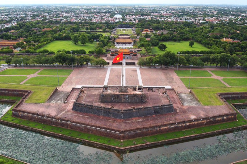 Kỳ đài uy nghi, cờ đỏ sao vàng tung bay.