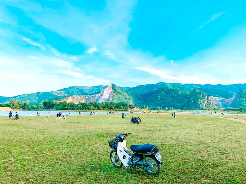 Hồ Đồng Chanh mang vẻ đẹp tựa như Thụy Sĩ thu nhỏ, tô điểm cho miền núi Hòa Bình.