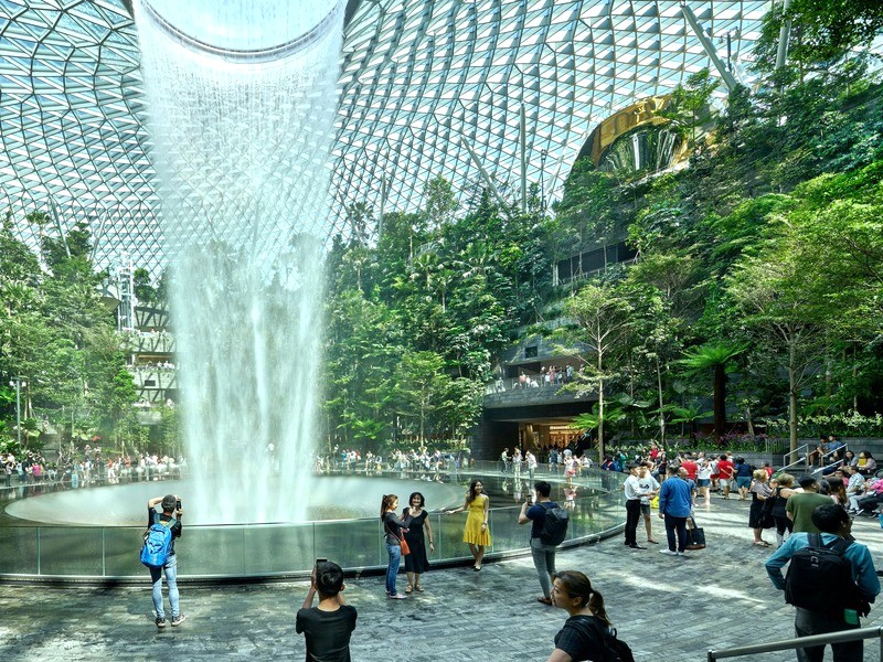 Jewel Changi có 10 tầng: 5 tầng trên, 5 tầng dưới đất.