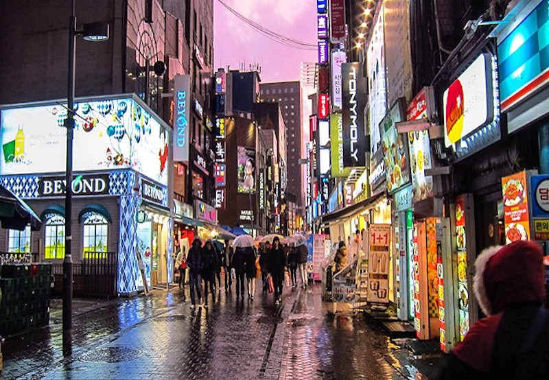 Myeongdong nhộn nhịp cả sáng sớm lẫn chiều muộn.