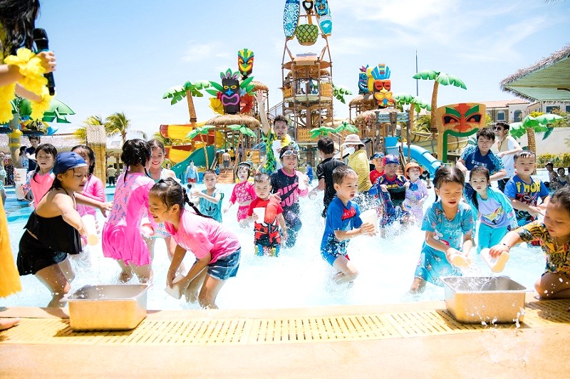 Aloha Tropicana Waterplay thu hút trẻ em với những trò chơi dưới nước đầy hấp dẫn.