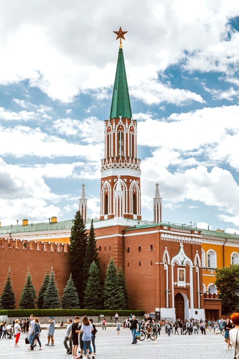 Tháp Spasskaya (71m) nổi tiếng với Đồng hồ Điện Kremlin.