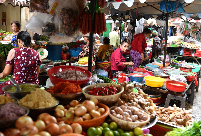 Chợ Phùng Hưng tấp nập mỗi sáng, thu hút người mua sắm bởi hàng tươi ngon đầu ngày.