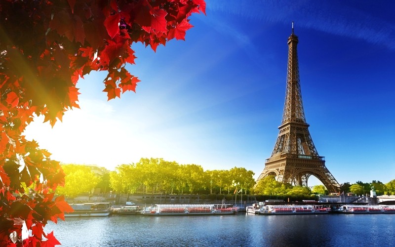 Tháp Eiffel độc đáo với 4 tầng kiến trúc.