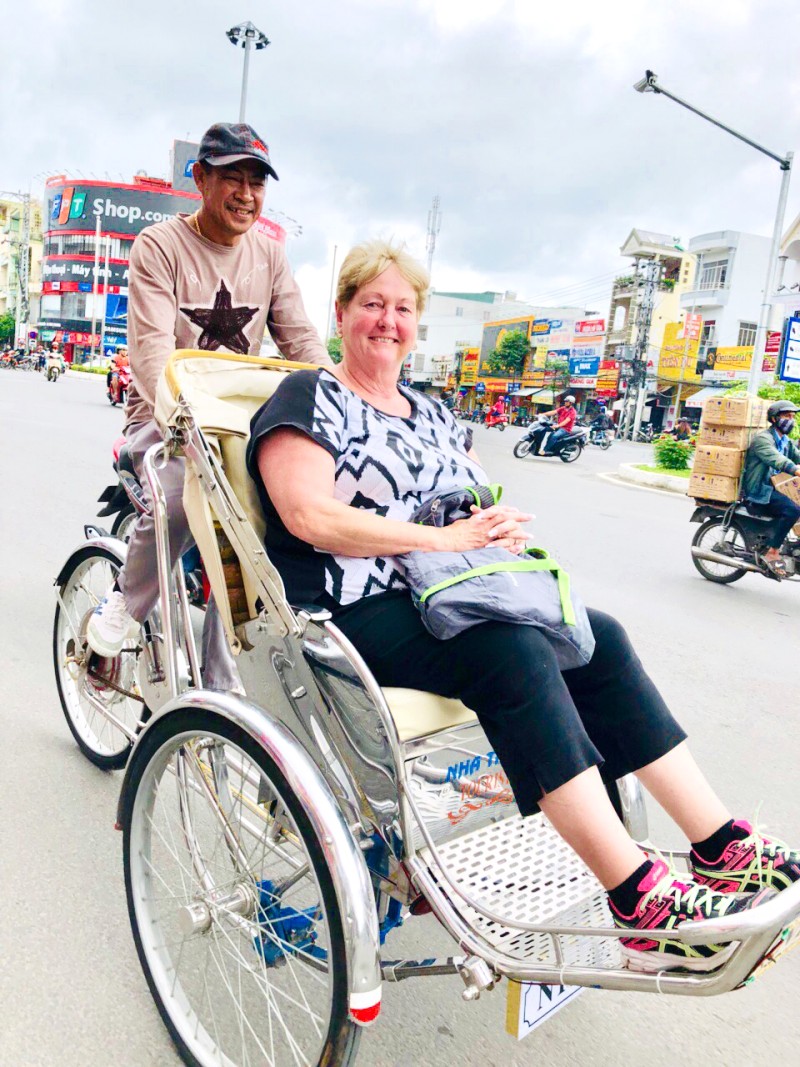 Nụ cười rạng rỡ chào đón du khách - @canotour.vn