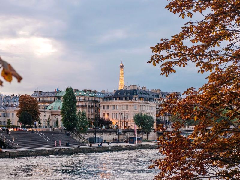 Sông Seine là điểm ngắm trọn Paris, với Tháp Eiffel là một trong những cảnh đẹp ấn tượng. (Ảnh: Anthony DELANOIX)