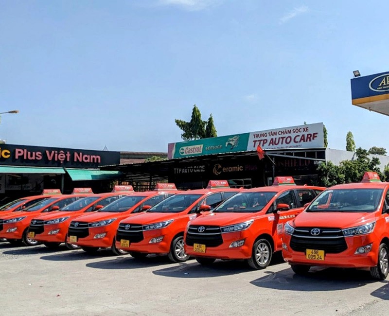 Taxi Phương Trang nổi bật với màu thương hiệu.