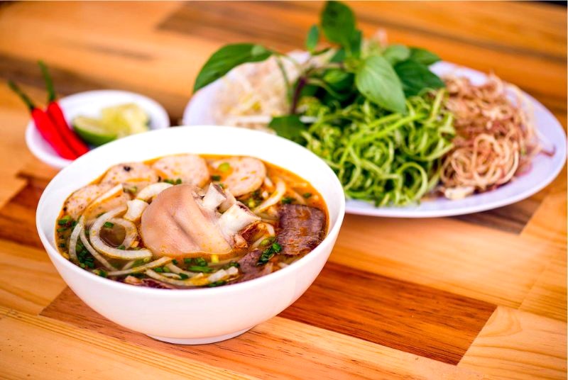 Bún bò Bảo Lộc: Nước dùng ngọt thanh, hầm xương ống.