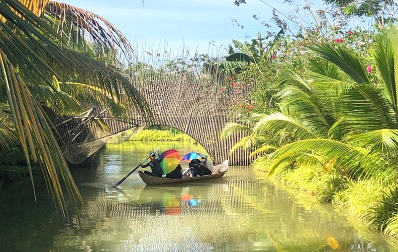 Thăm miệt vườn Mỹ Luông bằng ghe.