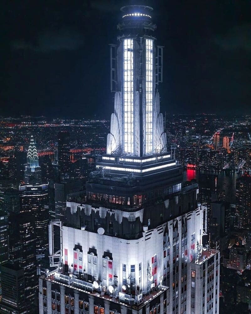 Tòa nhà Empire State, với kiến trúc Art Deco, nổi bật với đường cong và họa tiết uyển chuyển.