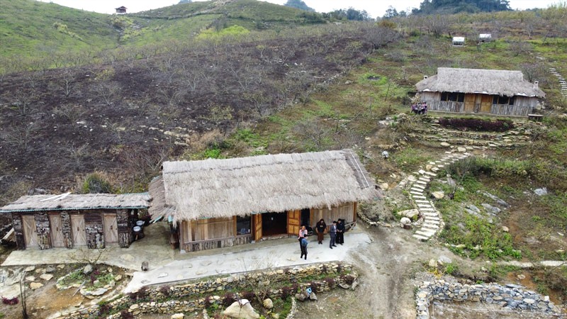 Nhà Mông: Nhỏ xinh, bình dị.