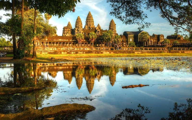 Angkor Wat: Quần thể đền đài tôn giáo lớn nhất thế giới.