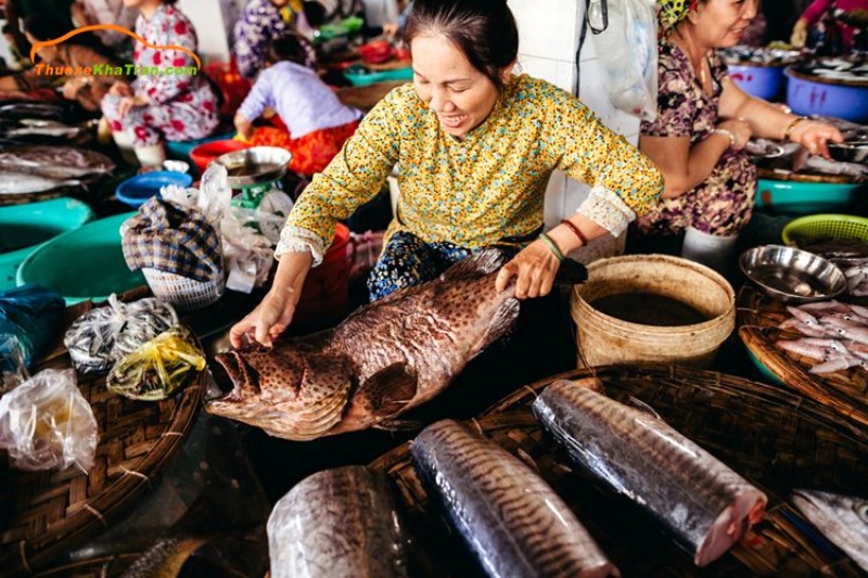 Chợ hải sản khô thu hút du khách với các sản phẩm nguyên chất, không pha tạp. (Ảnh: Thue xe Kha Tran.com)