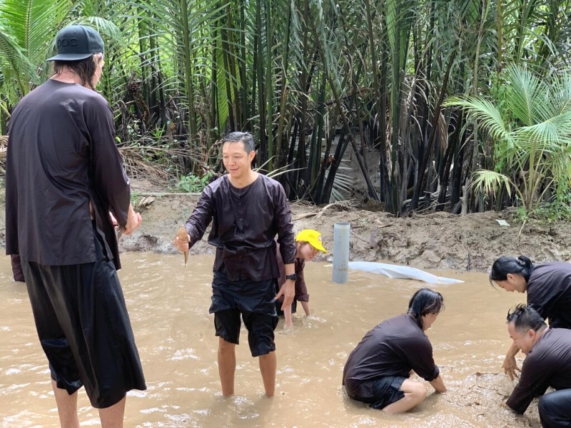 Bắt cá mương thu hút du khách.