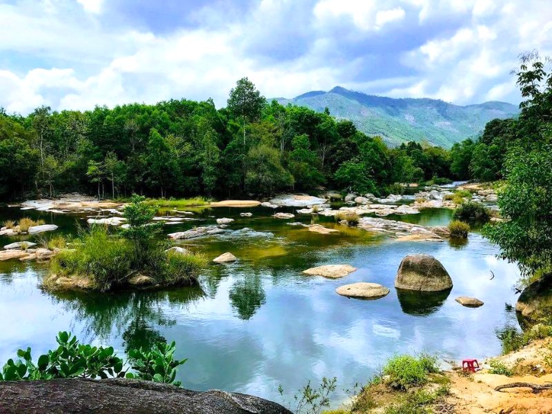 Nước nông, an toàn cho trẻ nhỏ và người không biết bơi.