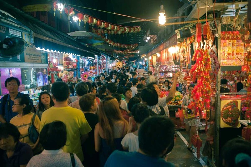 Pasar Karat ở Jalan Segget đông khách cuối tuần.