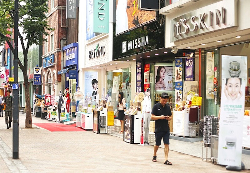 Phố Myeongdong nổi tiếng với thời trang và mỹ phẩm.