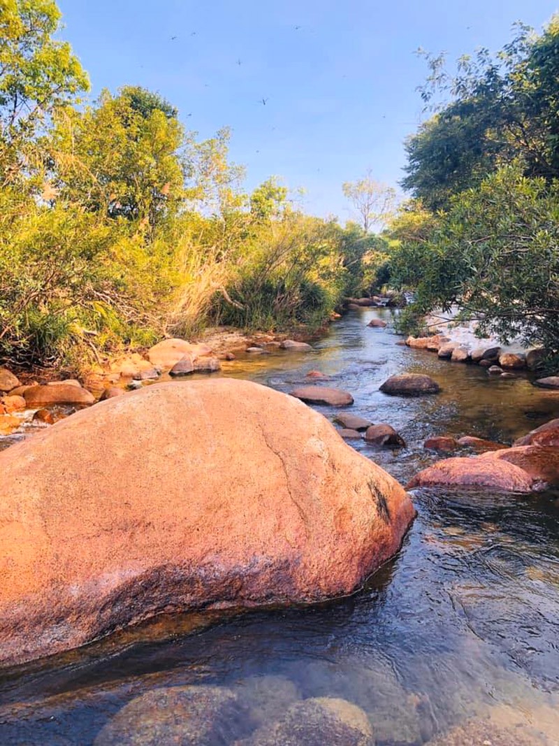 Suối Mơ Ninh Hòa, mái tóc Hòn Vọng Phu.