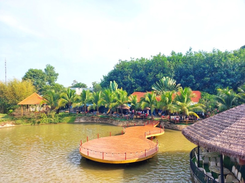 Cà phê sân vườn thoáng mát, bên hồ thơ mộng (Ảnh: Thảo Thiện Garden)