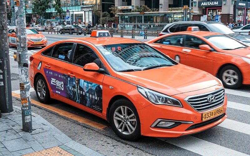 Bạn có thể chọn taxi cao cấp hoặc thông thường.