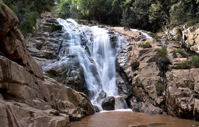 Tảng đá lớn bao quanh chân thác.